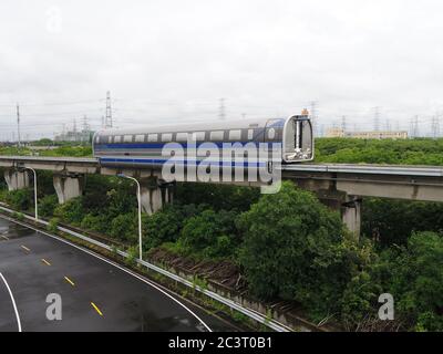 (200622) -- QINGDAO, 22 juin 2020 (Xinhua) -- UN prototype de train de lévitation magnétique fabriqué par CRRC Qingdao Sifang Co. Est photographié lors d'un essai sur une ligne d'essai maglev dans l'est de la Chine à Shanghai, le 21 juin 2020. Les contrôles de performance du prototype de train de lévitation magnétique chinois, développé au pays, avec une vitesse maximale de 600 km/h, ont commencé à Shanghai dimanche. Le prototype de test, qui ne comporte qu'une seule voiture, peut vérifier et optimiser les technologies clés et les composants du système principal du système maglev haute vitesse et jeter une base technologique pour le futur professionnel de l'ingénierie Banque D'Images