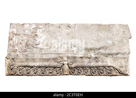 Vieille pierre avec ornement de sculpture avec danseuse apsara et bordure florale, célèbre complexe d'Angkor Wat, Siem Reap, Cambodge. Isolé sur fond blanc Banque D'Images