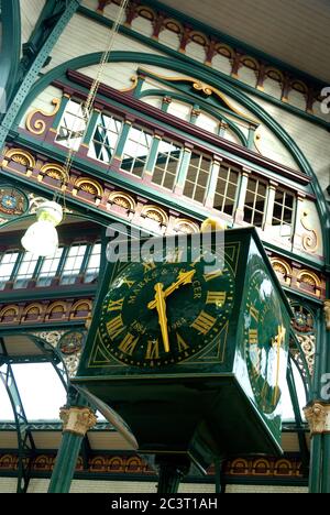 Marks and Spencer Centenary Clock, Kirkgate Market, Leeds Banque D'Images