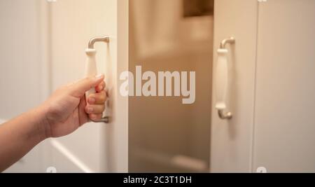 Porte-armoire blanche à ouverture à la main avec placard de style walkin et espace de copie derrière les portes à l'intérieur de la maison. Pour le nouveau design intérieur co Banque D'Images