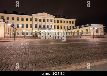 Helsinki / Finlande - 24 avril 2020 : palais présidentiel finlandais dans le centre-ville d'Helsinki, à côté de la place du marché, photographié la nuit. Banque D'Images