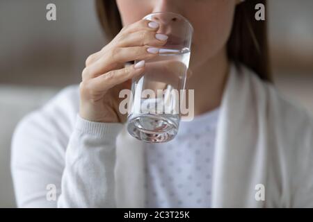 Femme buvant de l'eau fixe ou minérale image de concept Banque D'Images