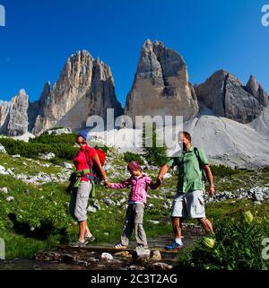 Famille heureuse avec adolescent prenant le frein de tee de repos pendant la journée de trekking sur la montagne des Dolomites en été en Italie. Concept de voyage, famille sympathique Banque D'Images