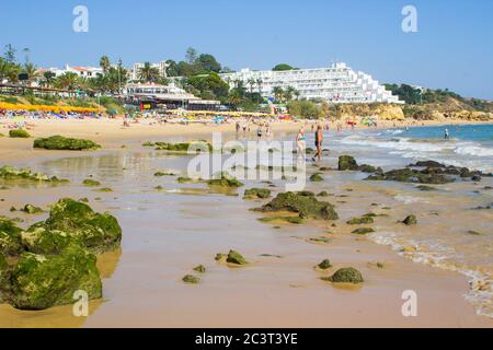 3 octobre 2018 UNE vue sur la plage d'Oura Praia à Albuferia Portugal sur l'Algarve avec ses hôtels chaises longues sable et vacanciers Banque D'Images