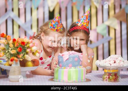 Petites filles en prévision des vacances Banque D'Images