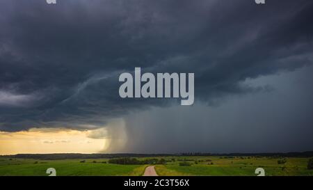 SuperCell tempête nuages avec la pluie intense, Lituanie Banque D'Images