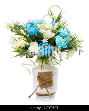 Élégante composition florale pastel. Belles fleurs, verts et brindilles en bois naturel dans un vase blanc avec des sacerbes sur fond blanc. Banque D'Images