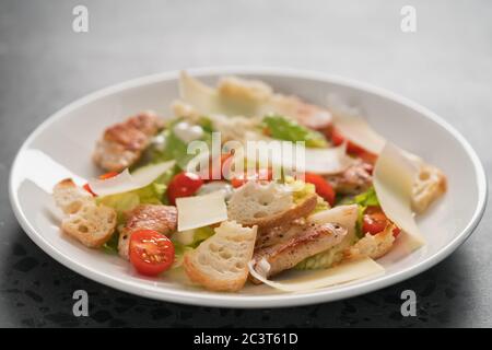 Salade césar fraîche avec poulet et tomates cerises en blanc bol Banque D'Images