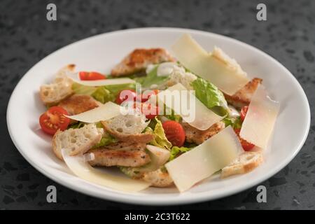 Salade césar fraîche avec poulet et tomates cerises en blanc bol Banque D'Images