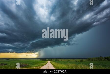 SuperCell tempête nuages avec la pluie intense, Lituanie Banque D'Images