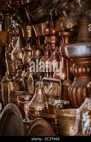 Les éléments de décoration sur le souk (marché) dans la vieille ville, Medina au Maroc. Verseuse pour préparer le thé. Banque D'Images