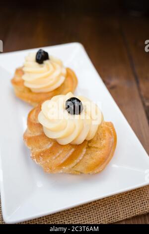 Zeppole maison de Saint Joseph sur un panneau rustique Banque D'Images
