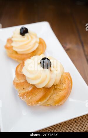 Zeppole maison de Saint Joseph sur un panneau rustique Banque D'Images