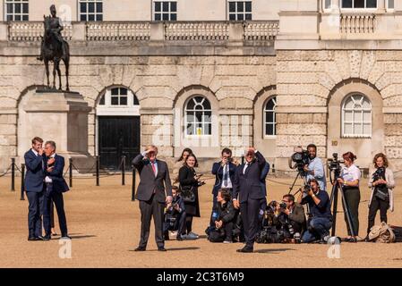 Le président français Emmanuel Macron se rend à Londres pour le 80e anniversaire du discours « Appel » de Charles de Gaulle, avec Boris Johnson regardant le flipper Banque D'Images