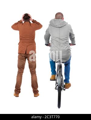 Vue arrière de deux homme sur un vélo en veste d'hiver. Vue arrière Vue arrière. collection les gens de personne. Plus isolé sur fond blanc. Banque D'Images