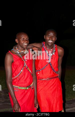 Deux hommes de Maasai souriant portant une tenue traditionnelle, dans la réserve nationale de Maasai Mara. Kenya. Afrique. Banque D'Images