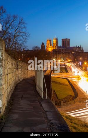 Vue sur la cathédrale de York vue depuis les remparts de la ville au lever du soleil Banque D'Images