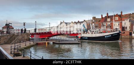 Un bateau de pêche traversant le pont tournant historique au-dessus de la rivière Esk à Whitby Banque D'Images