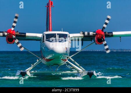 Hydravion à la plage tropicale. Destination de voyage d'été de luxe avec hydravion dans les îles Maldives. Vacances exotiques ou transport de vacances Banque D'Images