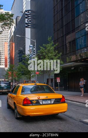 Taxi à la porte du Musée d'art populaire américain et de MoMA sur West 53rd Street à New York. ÉTATS-UNIS. Avant la ronovasion. Le Musée d'Art moderne est engagé Banque D'Images