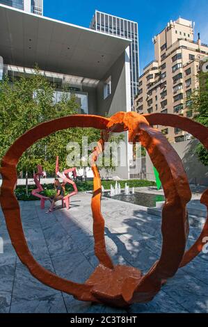 JARDIN MOMA. Vue d'installation de l'exposition Sculpture en couleur (18 mai 2009 – 11 janvier 2010), avec trois sculptures en polyester de 2006 de Fran Banque D'Images