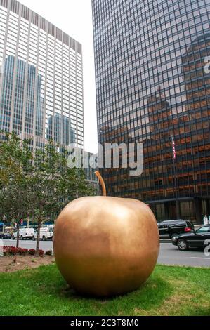 Lalanne et Sculpture Park (avenue). Un rendu de “Pomme de New York” sur Park Avenue. La sculpture en bronze élégante, fantaisiste et parfois hantante Banque D'Images