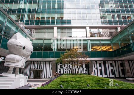 Un petit chaton blanc au lever House dans Park Avenue. New York. NEW YORK. ÉTATS-UNIS. Installation de Barbara Kruger à la Maison du levier sur l’avenue Park. Quelle Banque D'Images