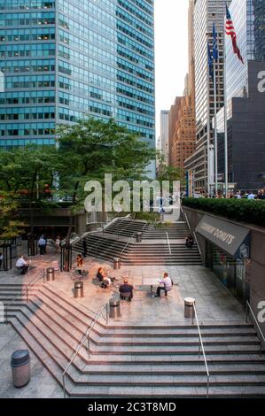 Plus au centre, le Citigroup Center dispose de deux niveaux d'espace public avec de nombreux équipements : restaurants, tables, toilettes et accès au métro. Banque D'Images