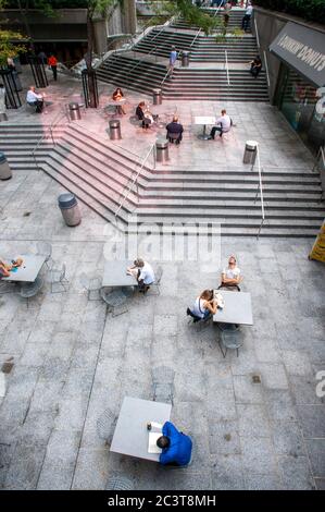 Plus au centre, le Citigroup Center dispose de deux niveaux d'espace public avec de nombreux équipements : restaurants, tables, toilettes et accès au métro. Banque D'Images