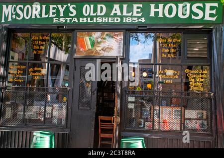 Le tuyau Old Ale de la brasserie McSorley dans l'East Village, New York, États-Unis. Avec plus de 100 ans debout, pour la vraie bière est passé selon son propriétaire, pres Banque D'Images