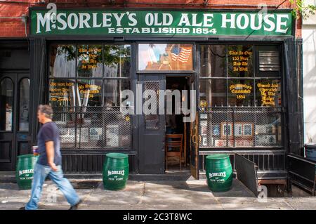 McSorley's Old Ale House, brasserie, Alehouse, beerhouse. 15 East 7th St. depuis 1854,New York City, Etats-Unis. Le tuyau Old Ale de la brasserie McSorley dans l'est de Vil Banque D'Images