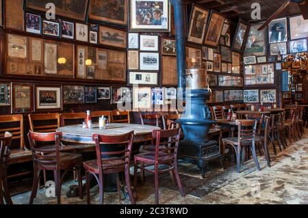 Intérieur de la vieille maison de McSorley, brasserie, Alehouse, cabane à bière. 15 East 7th St. depuis 1854,New York City, Etats-Unis. Le tuyau Old Ale de la brasserie McSorley dans le E. Banque D'Images