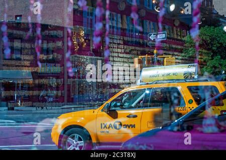 Reflet d'un taxi dans un magasin de bijoux de Greenwich Village, Manhattan, New York, Etats-Unis. Greenwich Village, ou simplement le Village, est un quartier i Banque D'Images