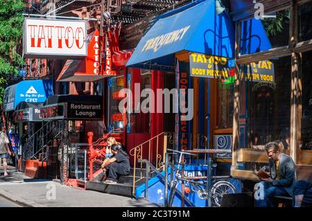 L'un des magasins de tatouage du Greenwich Village, sur Mac Dougal St., Manhattan. Ici il y a beaucoup d'endroits où vous pouvez obtenir un tatouage ou un perçage. Si Banque D'Images