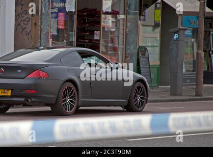 Tôt ce matin, à South Clerk Street, traversez les routes et prenez East et West Preston Street, Edinburgh, Écosse, Royaume-Uni. 22 juin 2020. Plusieurs policiers et véhicules sont présents pour ce qui semble être un grave incident de circulation routière. On rapporte qu'un cycliste de 24 ans a été traité sur place avant d'être conduit à l'infirmerie royale d'Édimbourg. Photo : un véhicule BMW de performance endommagé stationné plus loin le long d'environ 200 mètres au sud du carrefour. NON CONFIRMÉ SI CE VÉHICULE A ÉTÉ IMPLIQUÉ DANS CETTE COLLISION. Banque D'Images