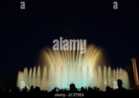 Montjuic, Barcelone, Espagne en 12/05/2017. Photographie des fontaines colorées pendant le spectacle de nuit près de la Plaza España. Banque D'Images