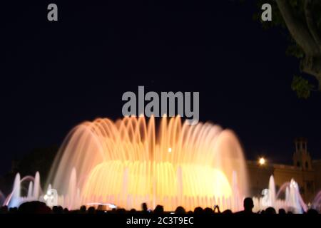 Montjuic, Barcelone, Espagne en 12/05/2017. Photographie des fontaines colorées pendant le spectacle de nuit près de la Plaza España. Banque D'Images