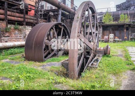 Ancienne usine de barres de tôle sur les anciennes mines et usines métallurgiques Banque D'Images