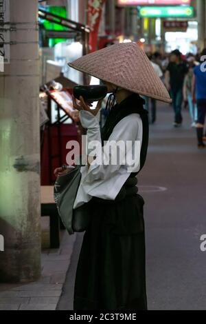 Moine typique de Shinto dans un marché de rue au Japon Banque D'Images