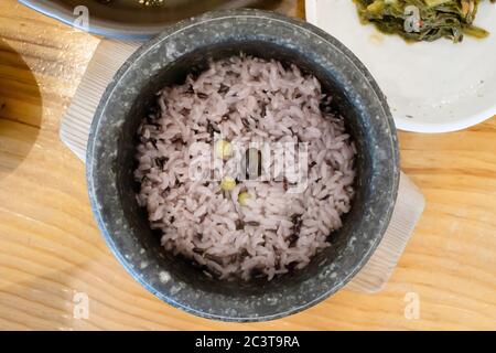 Nom coréen Yeongyang-dolsot-bap. Riz nutritif en pot à pierre chaude. Banque D'Images
