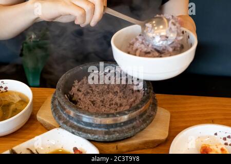 Nom coréen Yeongyang-dolsot-bap. Riz nutritif en pot à pierre chaude. Banque D'Images