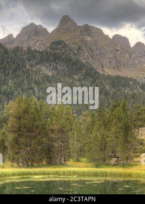 Benasque, Huesca/Espagne; 22 août 2017. Le Parc naturel de Posets-Maladeta est un espace naturel protégé espagnol. Réflexions dans l'Ibonet de Bastisielles Banque D'Images