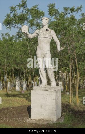 Sculptures dans le Musée du réalisme socialiste. Décommunisation en Ukraine, les monuments démolis dans différentes villes du pays sont rassemblés dans le Musée du réalisme socialiste. Banque D'Images