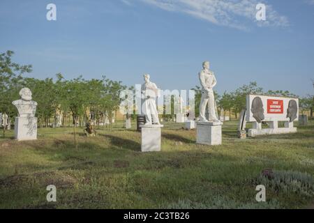 Décommunisation en Ukraine, les monuments démolis dans différentes villes du pays sont rassemblés dans le Musée du réalisme socialiste. Banque D'Images