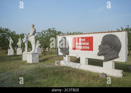 Décommunisation en Ukraine, les monuments démolis dans différentes villes du pays sont rassemblés dans le Musée du réalisme socialiste. Banque D'Images