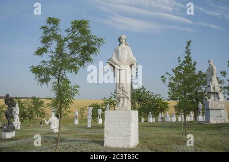 Groupe de sculpture au Musée du réalisme socialiste. Décommunisation en Ukraine, les monuments démolis dans différentes villes du pays sont rassemblés dans le Musée du réalisme socialiste. Banque D'Images