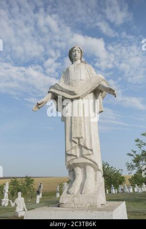 Groupe de sculpture au Musée du réalisme socialiste. Décommunisation en Ukraine, les monuments démolis dans différentes villes du pays sont rassemblés dans le Musée du réalisme socialiste. Banque D'Images