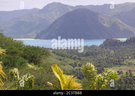 Vue panoramique sur la plage de Mawun à Lombok, Indonésie. Kuta Lombok est un paradis exotique sur l'île indonésienne, avec de belles plages de sable blanc et Banque D'Images