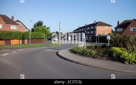 Une île de la circulation dans Shakespeare Avenue, Forbes Estate, Warwick, Warwickshire, Angleterre, Royaume-Uni Banque D'Images