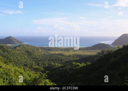 Vue panoramique sur la plage de Mawun à Lombok, Indonésie. Kuta Lombok est un paradis exotique sur l'île indonésienne, avec de belles plages de sable blanc et Banque D'Images